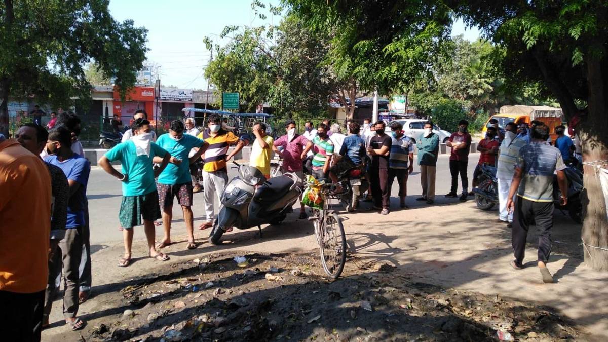 शराब की दुकानों पर लंबी कतारें