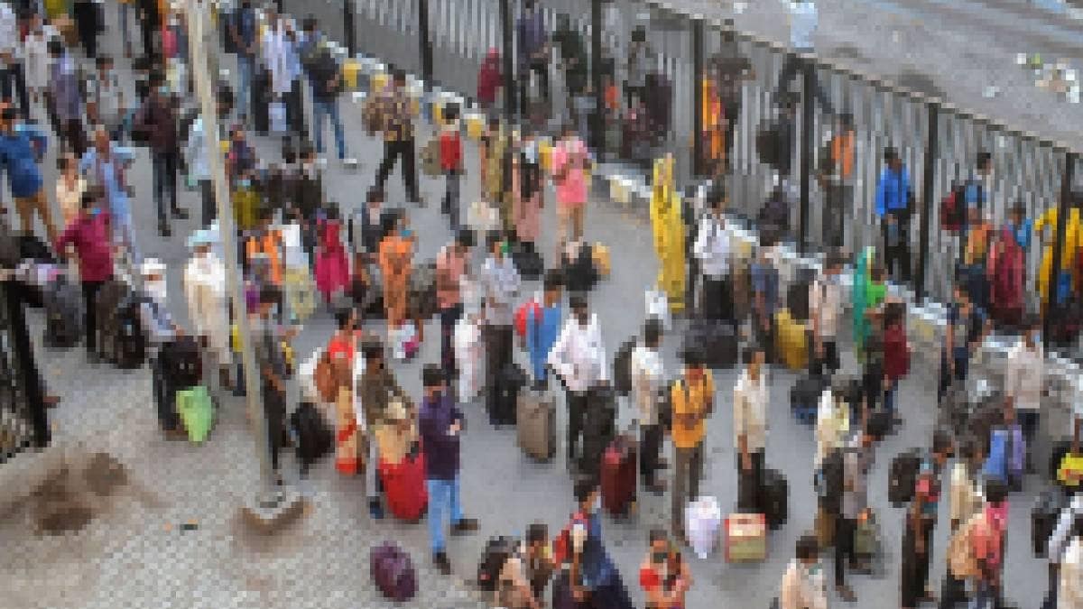 मजदूरों पर सियासत जारी है