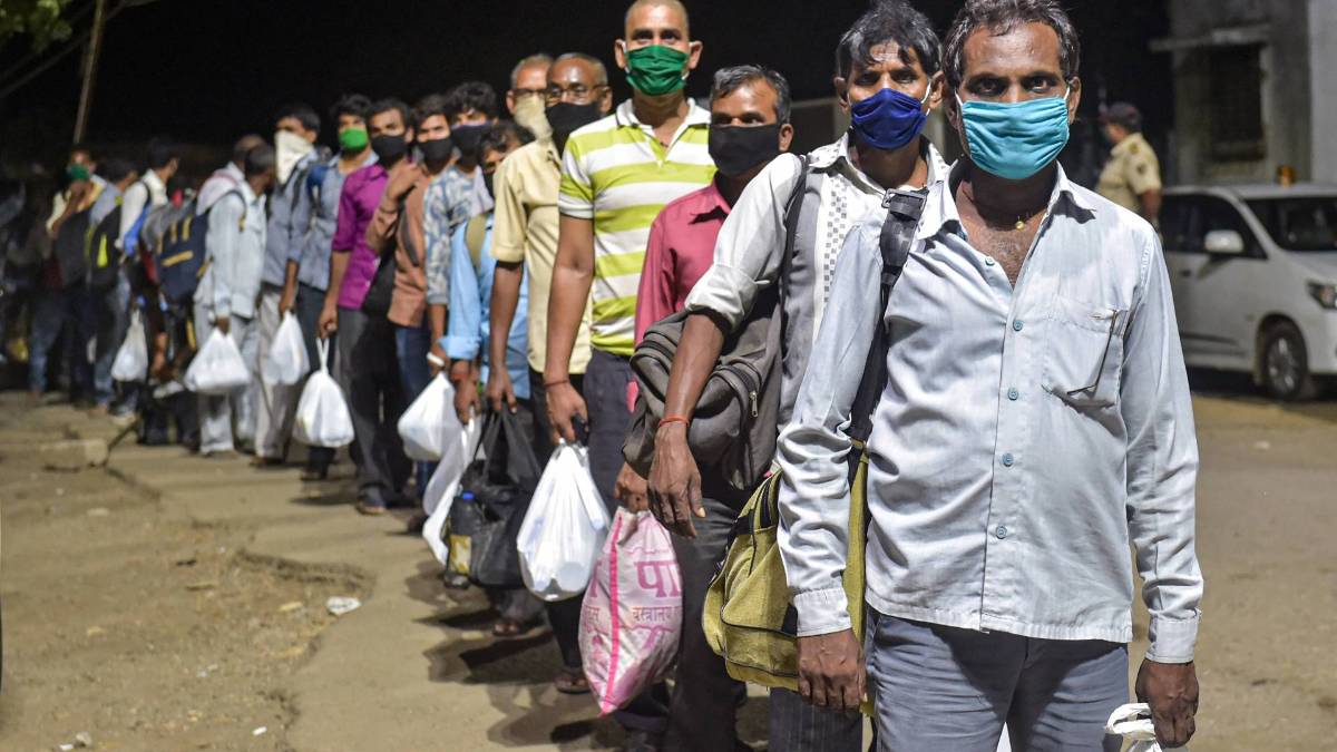 लॉकडाउन की वजह से फंसे प्रवासी मजदूर