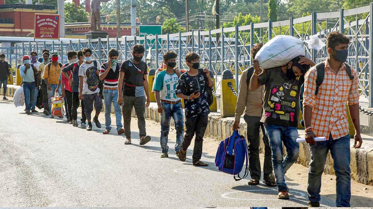 पैदल घर जाते प्रवासी मजदूर