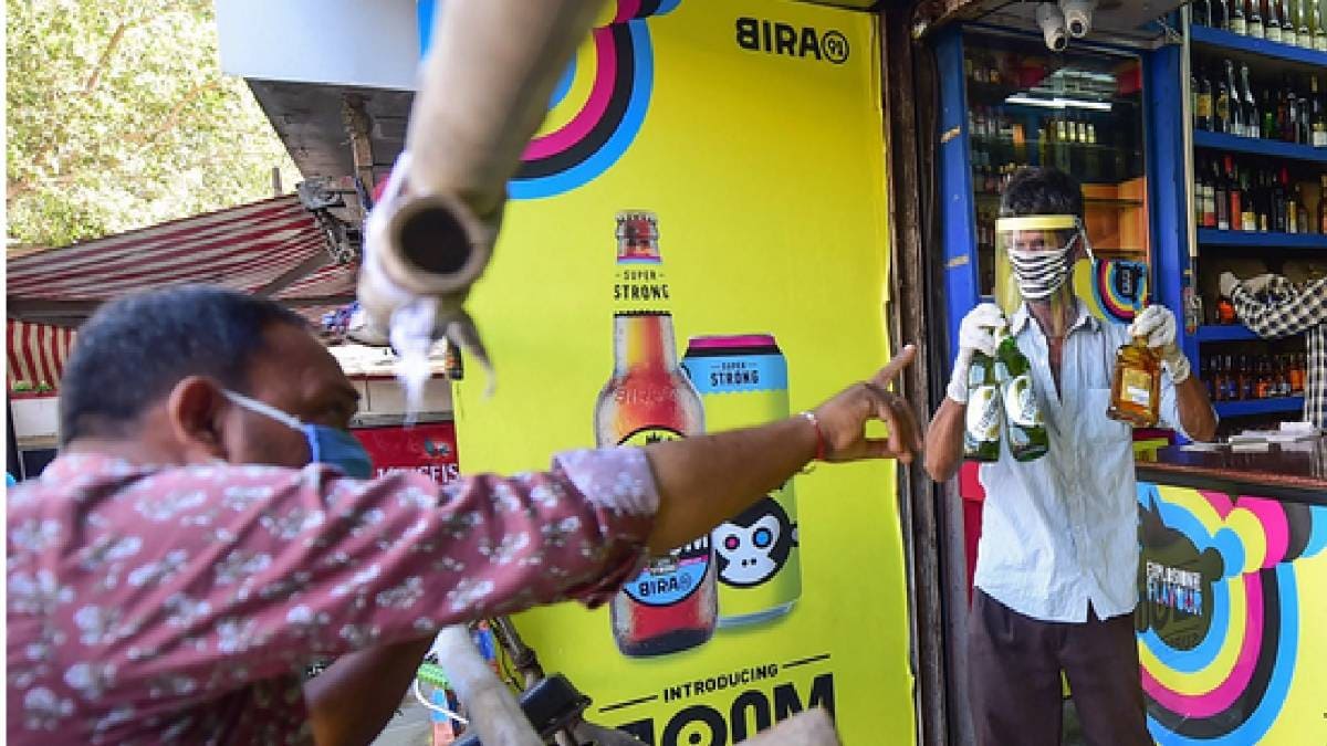 शराब की दुकान पर उमड़ी भीड़