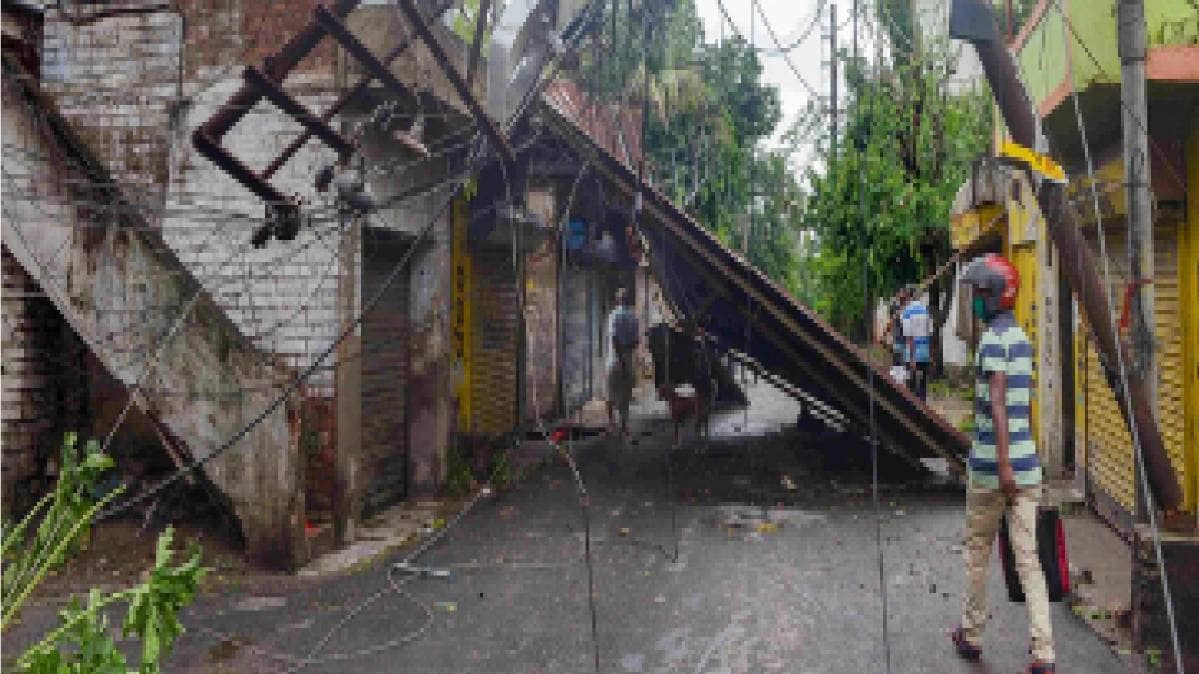 अम्फान तूफान से मची तबाही