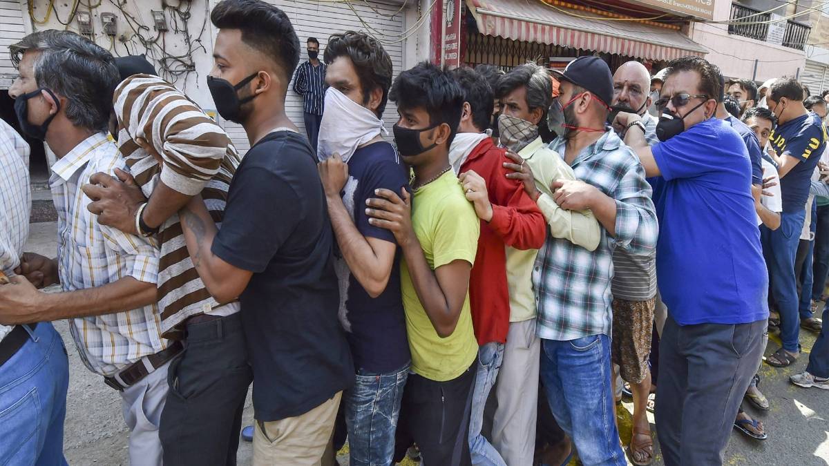 Social distancing goes for toss in queue of wine shops amid lockdown 3 (Photo- PTI)
