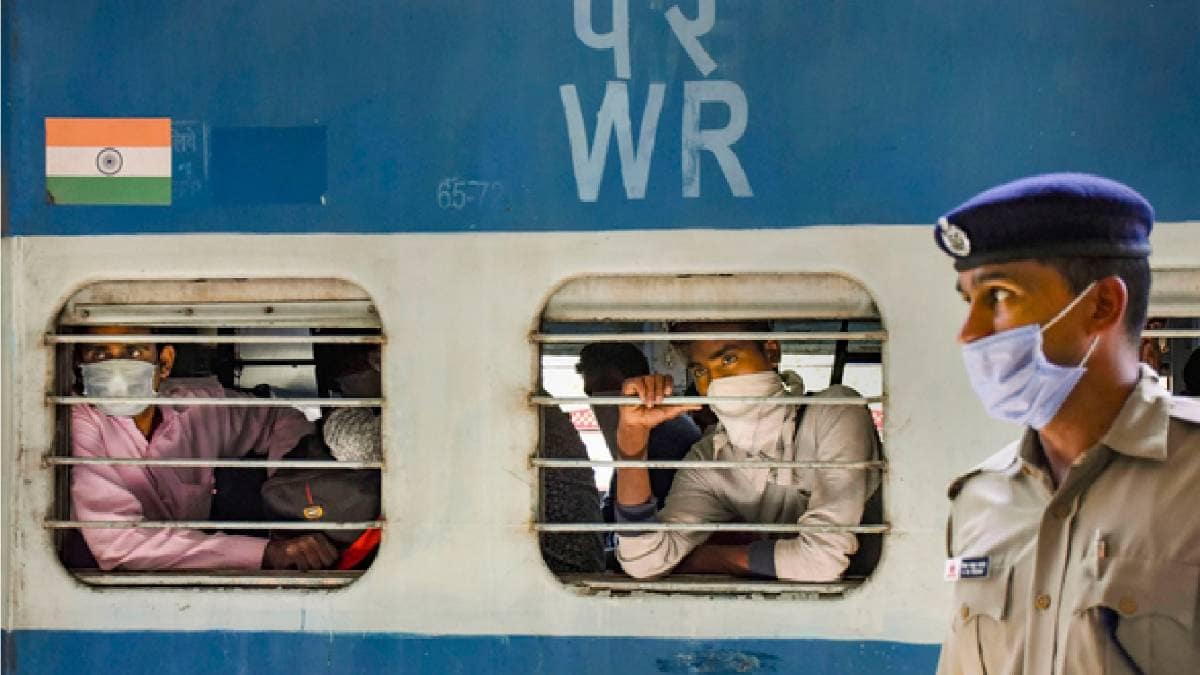 स्टेशन पर मजदूरों का हुजूम