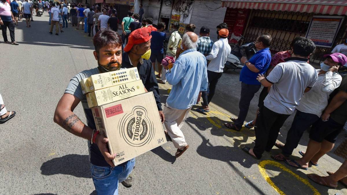 शराब की दुकानों पर लंबी कतारें