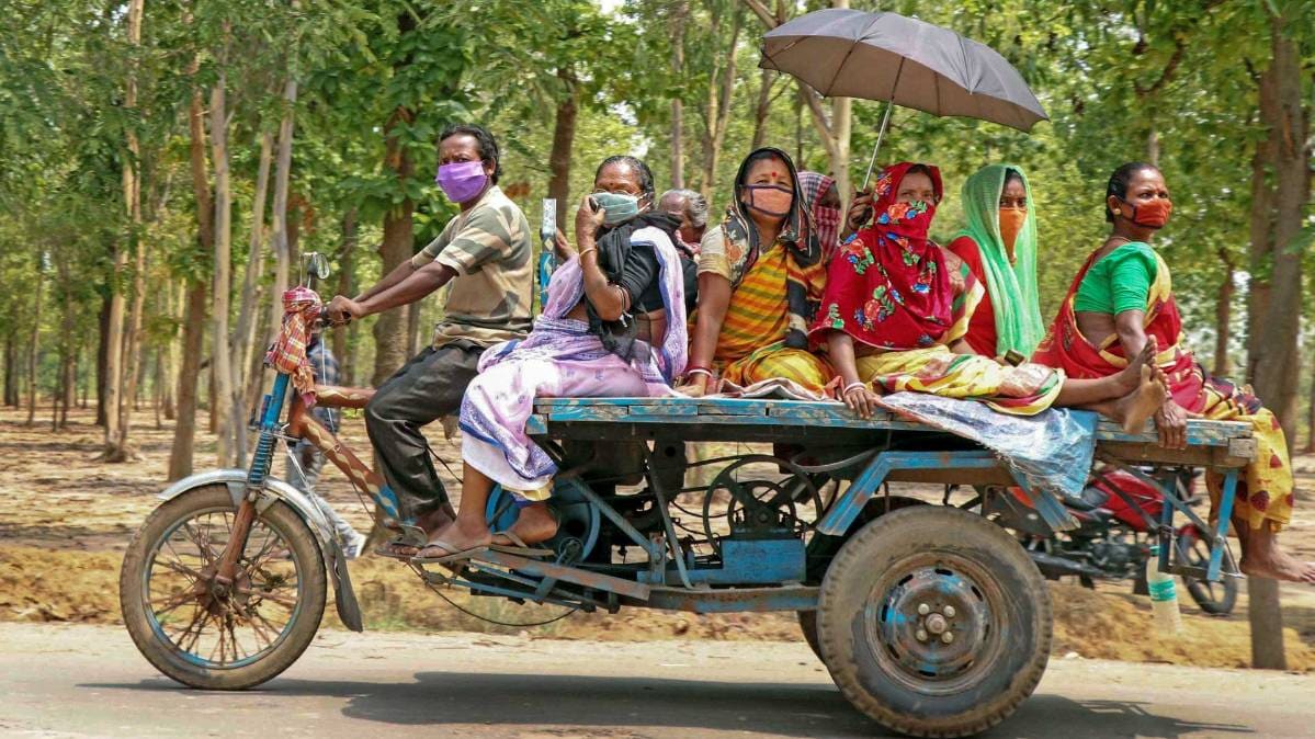 लॉकडाउन में घर जाने के लिए संघर्ष करते लोग