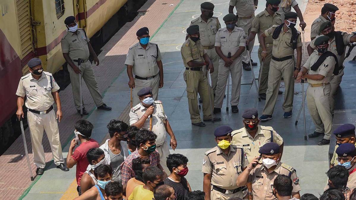 पुलिसकर्मियों पर कोरोना की मार