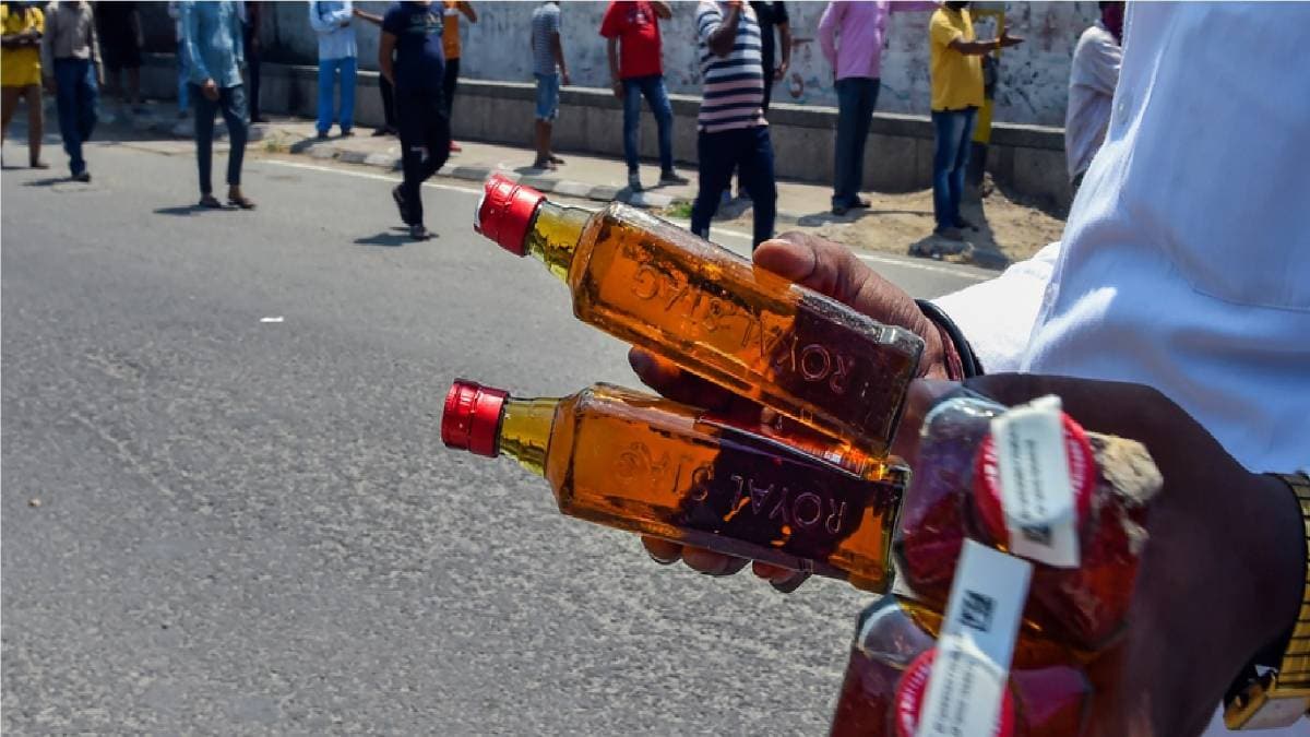 लॉकडाउन में शराब पीने वालों की लगी कतार