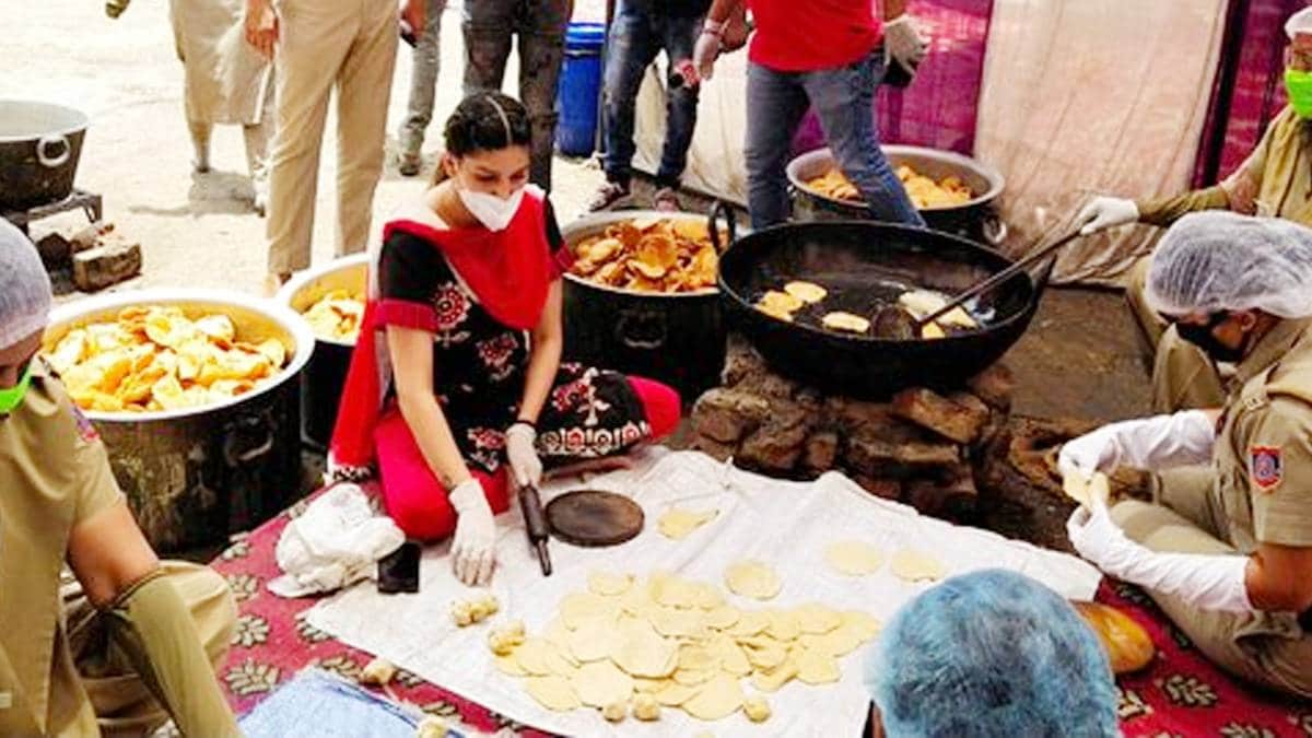 Sapna Choudhary makes pooris with delhi woman police