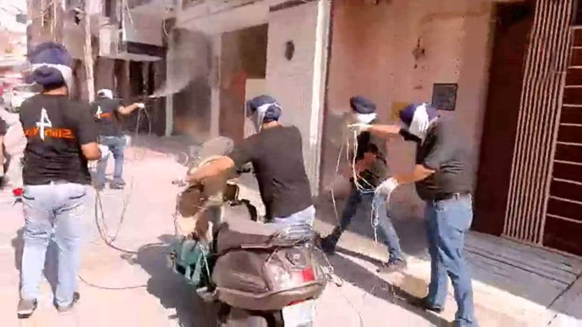 निशुल्क कर रहे सैनिटाइजेशन