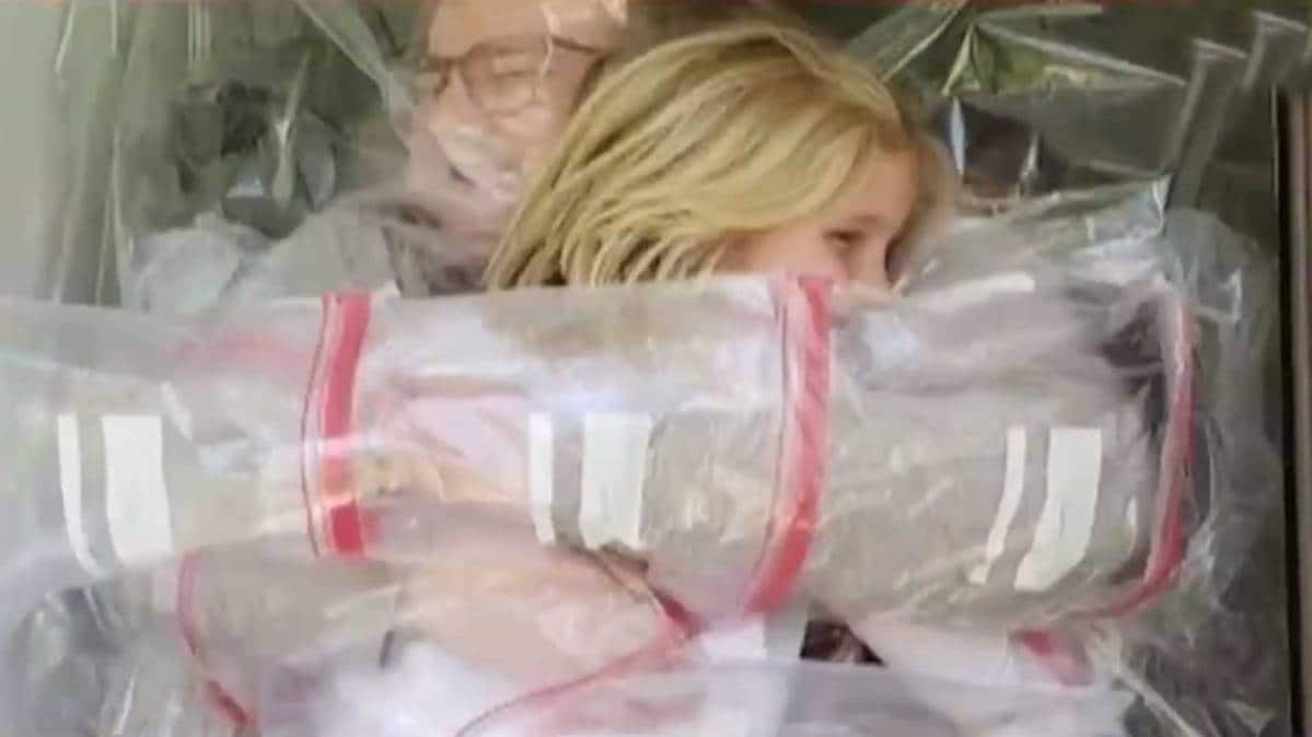 कोरोना के दौर में गले लगाने का अनोखा तरीका