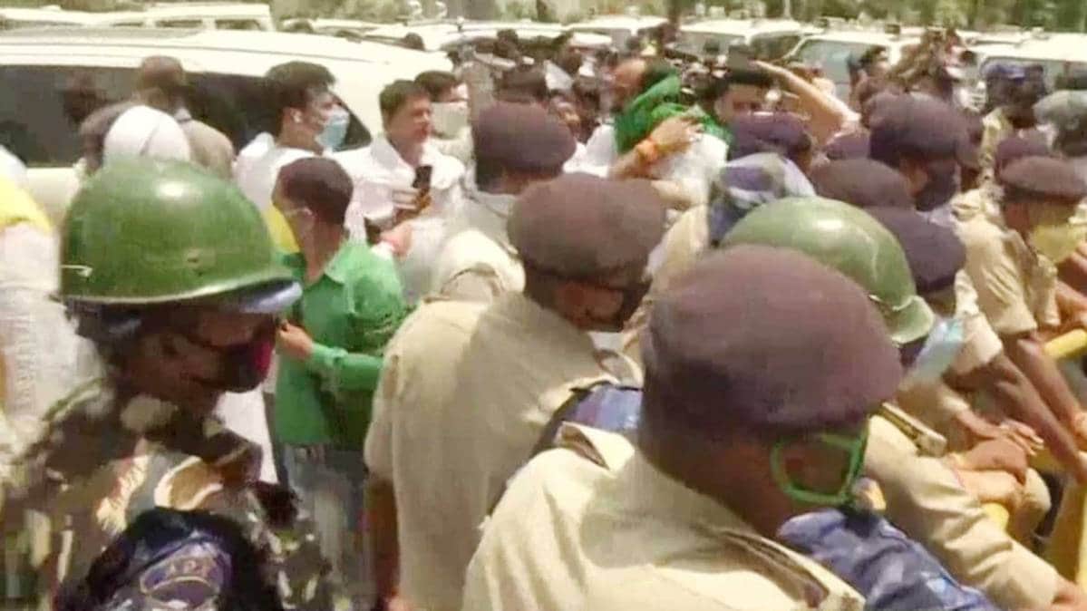 आरजेडी नेता तेजस्वी यादव के घर के बाहर ड्रामा