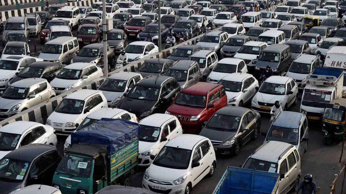 Lockdown: सीमा पर लगा लंबा जाम