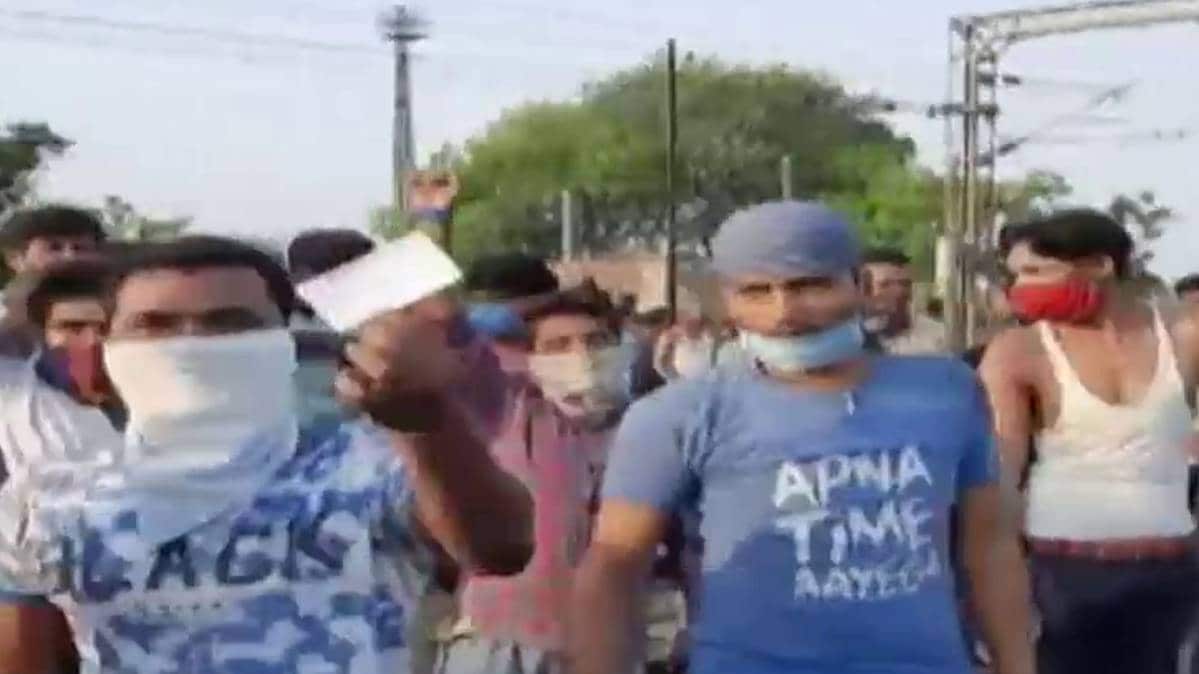 दीनदयाल उपाध्याय जंक्शन पर मजदूरों का हंगामा (File- PTI)