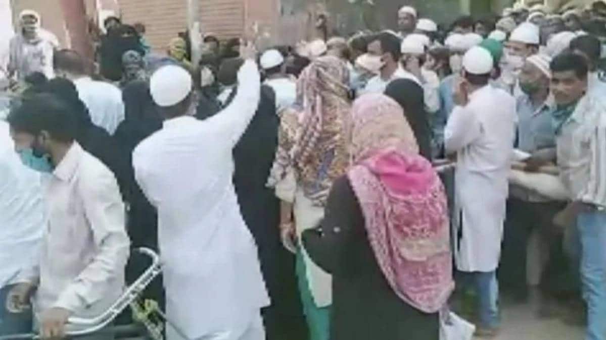 मुरादाबाद में राशन वितरण के समय सोशल डिस्टेंसिंग की धज्जियां उड़ी (Photo- ANI)