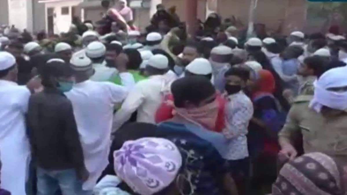 मुरादाबाद में सोशल डिस्टेंसिंग की धज्जियां उड़ी (File- Aaj Tak)