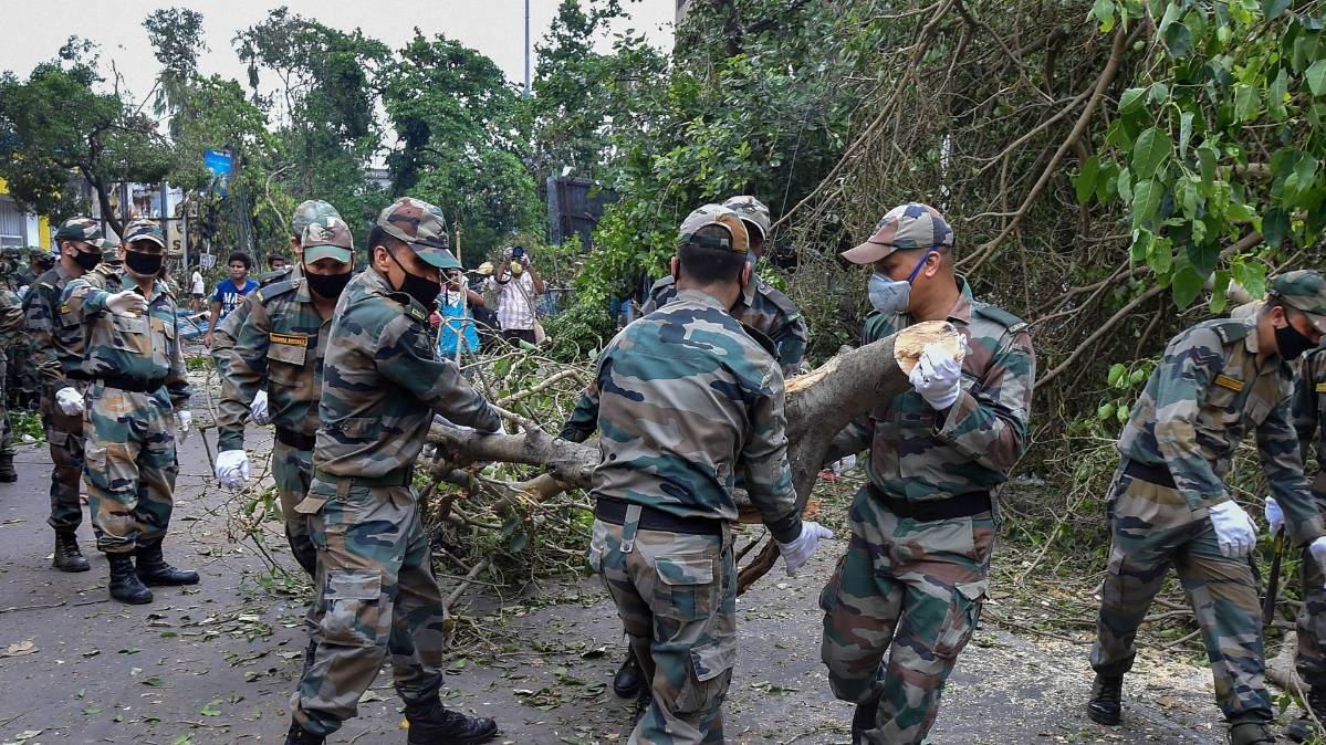 सड़कों पर से टूटे पेड़ हटा रहे हैं सेने के जवान (File-PTI)