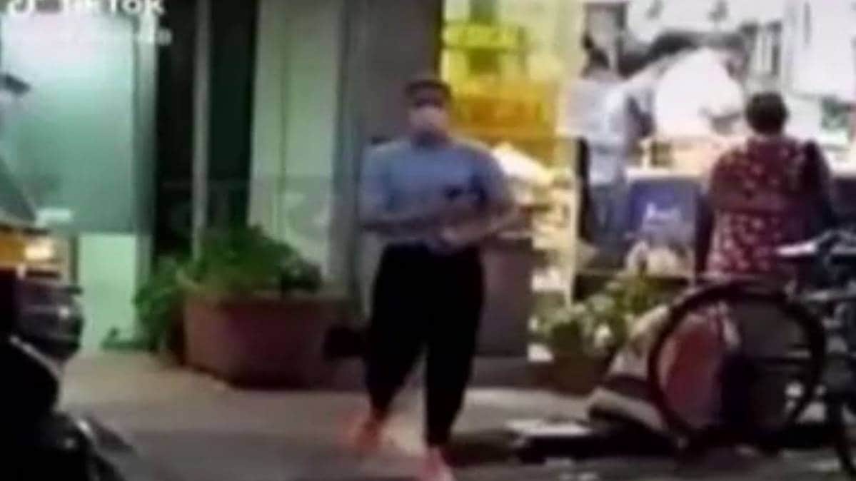 लॉकडाउन के बीच दीपिका पादुकोण में शराब खरीद रही हैं  (फाइल- वीडियो ग्रैब)