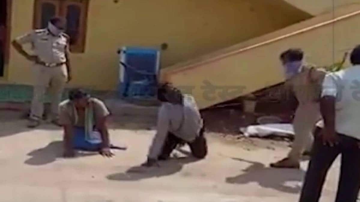 बिहार के मजदूरों पर पुलिस ने कि बेरहमी से पिटाई (फाइल- वीडियो ग्रैब)