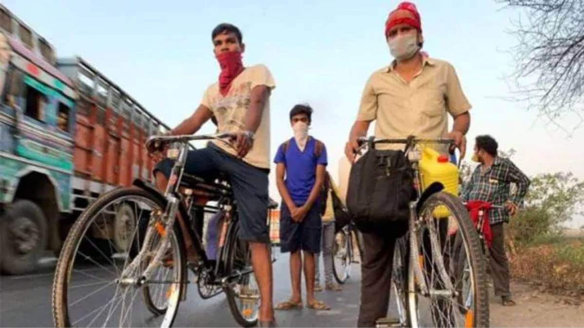 गुजरात में प्रवासी मजदूरों को साइकिल देकर लोगों ने की मदद (फाइल फोटो)