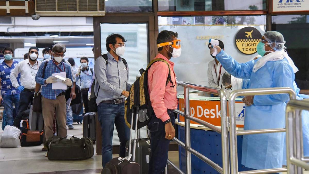 देशभर में नए नियमों के साथ घरेलू उड़ानें शुरू (File-PTI)