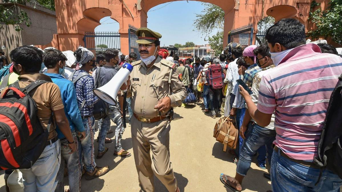 मजदूरों ने उड़ाई सोशल डिस्टेंसिंग की धज्जियां (File-PTI)