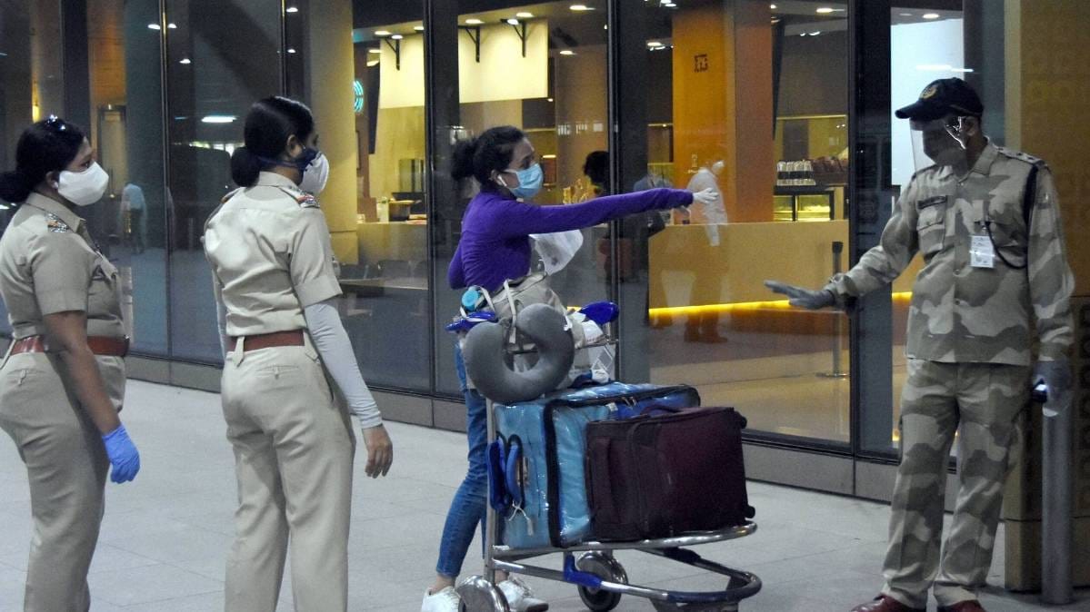 देश भर के ज्यादातर एयरपोर्ट पर यात्रियों की भीड़ नजर आई (File-PTI)