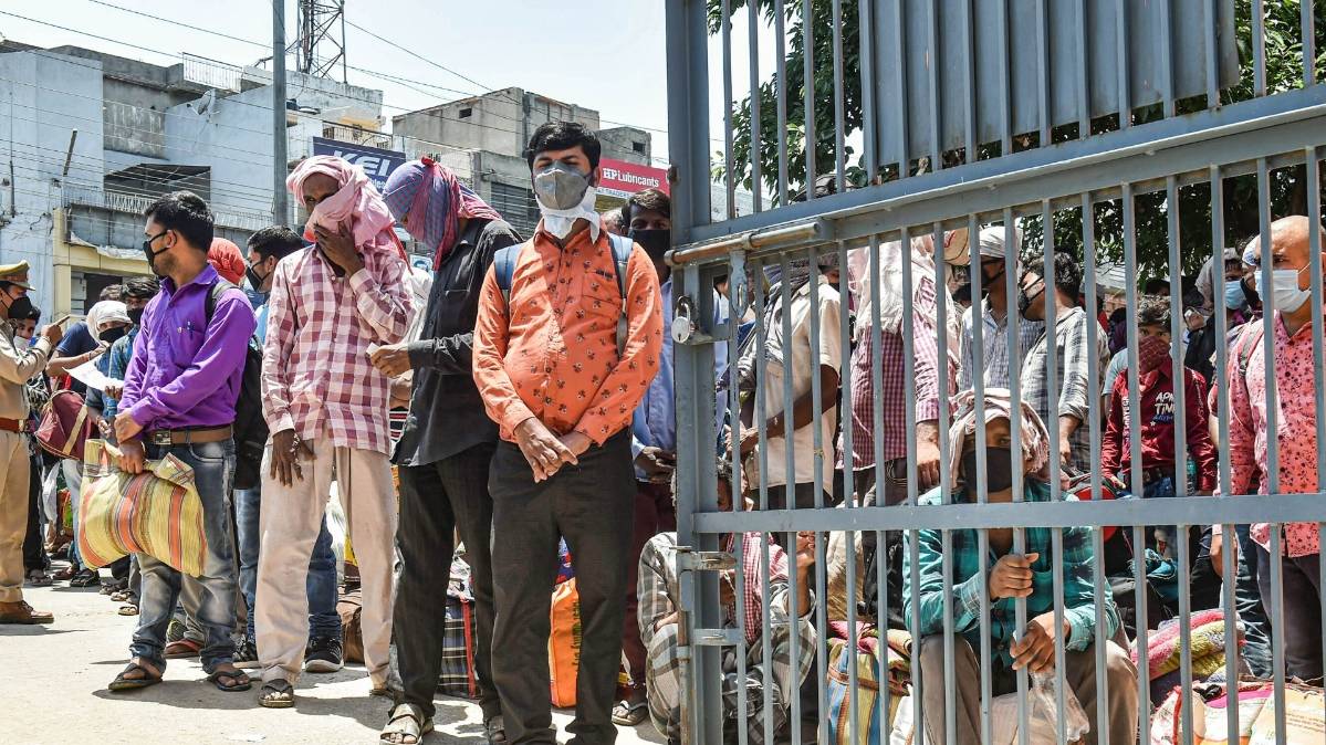 गाजियाबाद में श्रमिक ट्रेनों के लिए उमड़ी भीड़ (File-PTI)