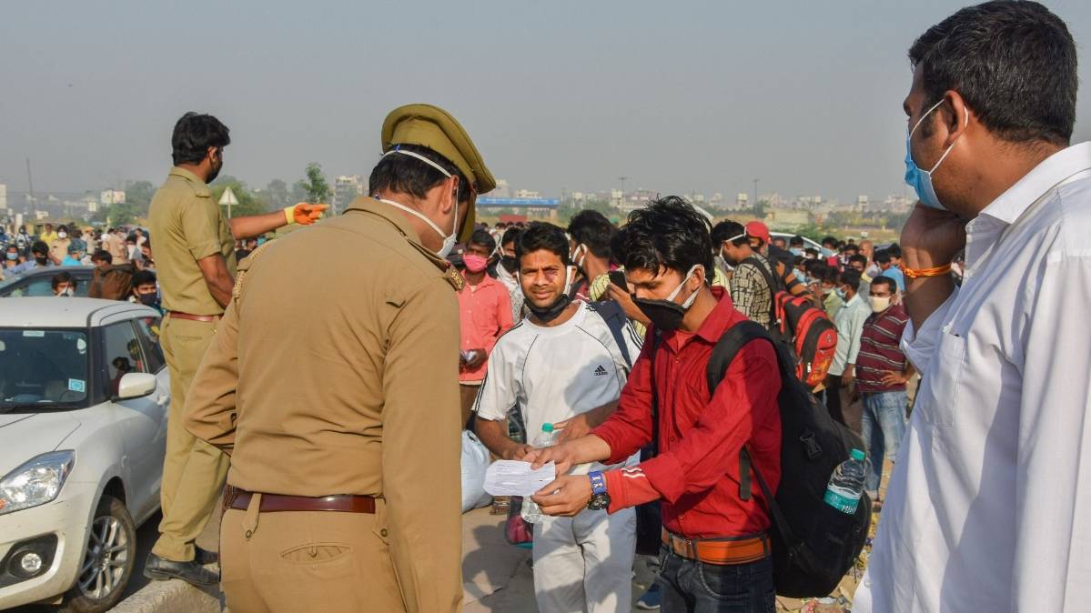 लॉकडाउन चार में मजदूरों का पलायन दिल्ली से जारी है (File-PTI)