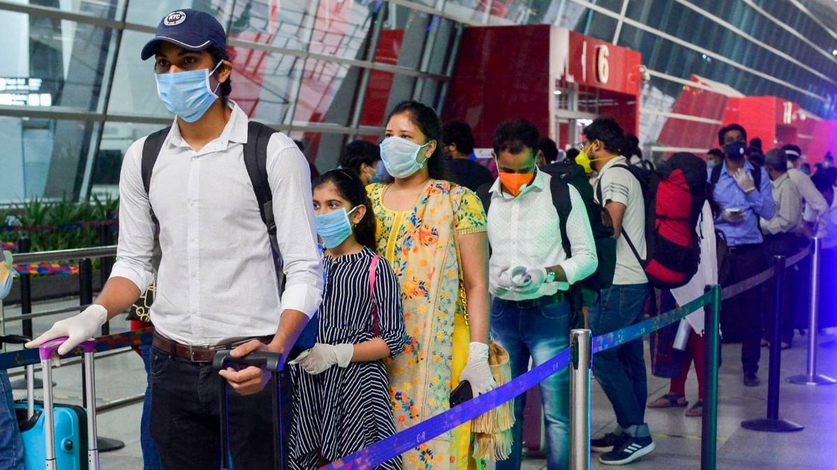 दिल्ली एयरपोर्ट पर लोग मास्क पहने दिखे (File-PTI)