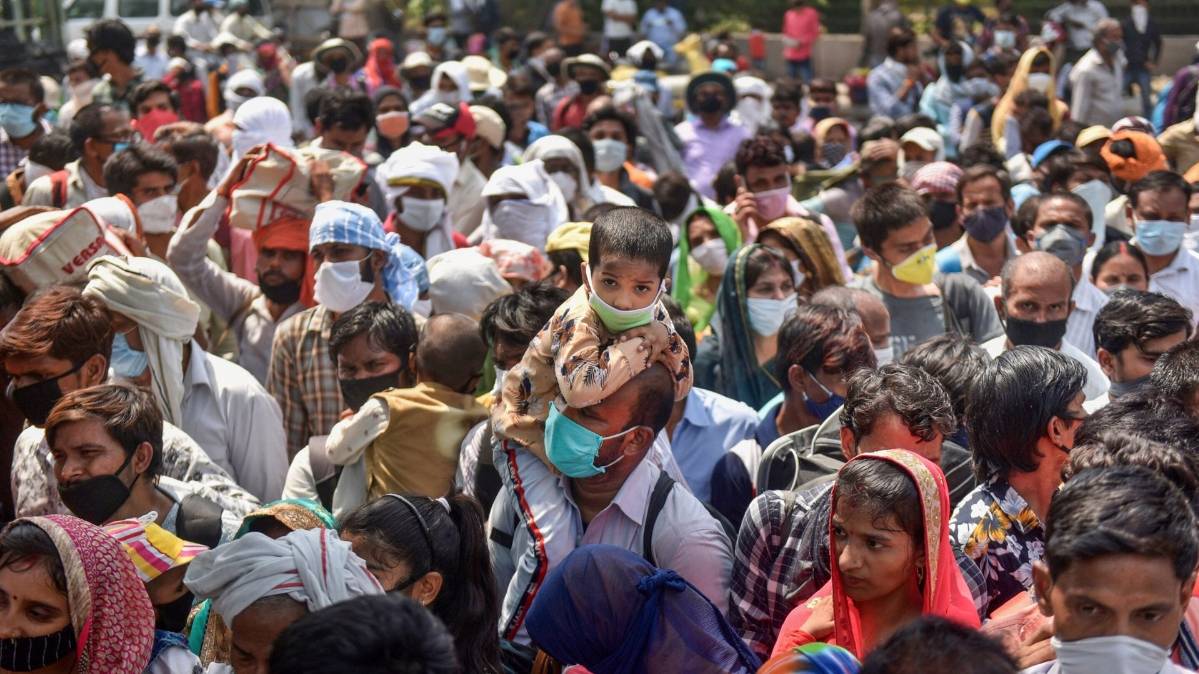 घर वापसी के रजिस्ट्रेशन की जद्दोजहद करते दिखे मजदूर (File-PTI)