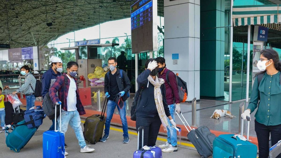 विमान के रद्द होने से कई लोग हुए मायूस (File-PTI)