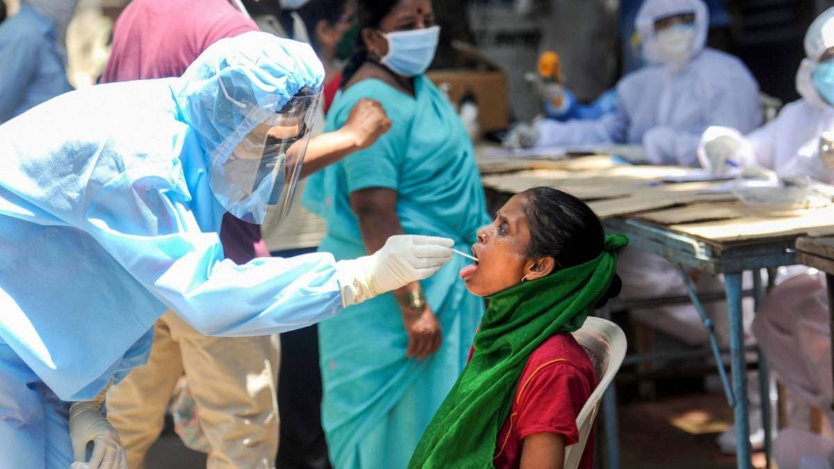 मुंबई में कोरोना का कहर जारी (File-PTI)