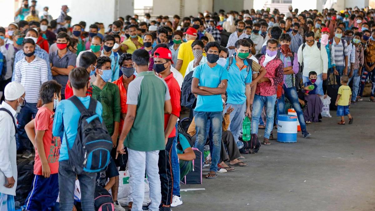 प्रवासी मजदूरों के लौटने पर कोरोना मरीजों की संख्या में जबरदस्त उछाल आया (File-PTI)