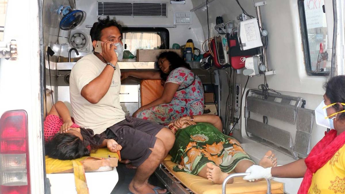 विशाखापट्टनम गैस कांड: पीडितों को अस्पताल ले जाते परिजन