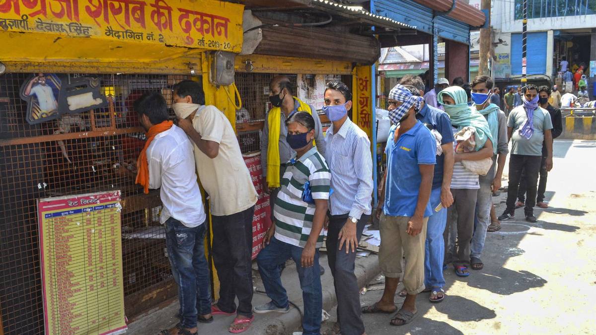 wine shop opened amid lockdown 3.O (Photo- PTI)