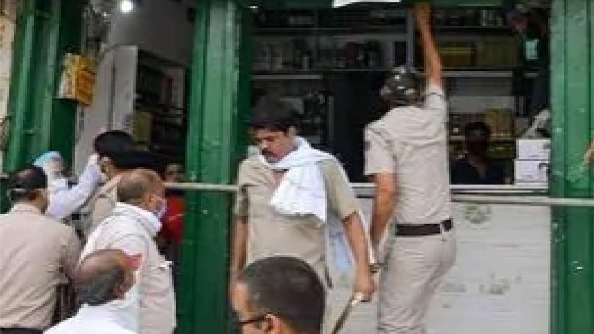 शराब की दुकान के बाहर भीड़