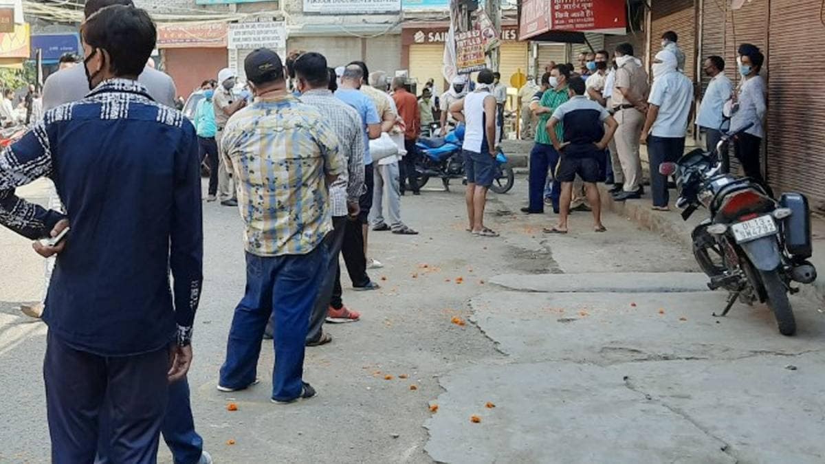 Maharashtra liquor sales Rs 11 crore on  amid lockdown 3  day 1 as wine shops open