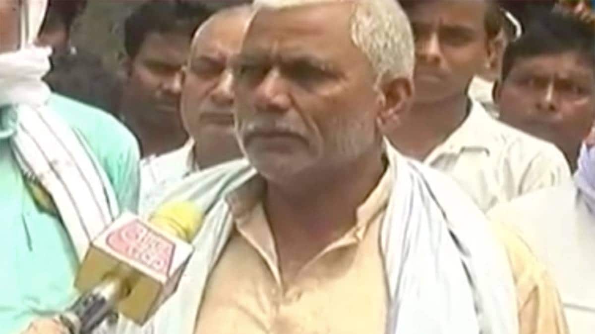 शहीद हुए सैनिक जय किशोर सिंह के पिता