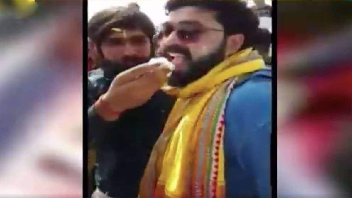 विधायक जी ने हाइवे पर काटा केक