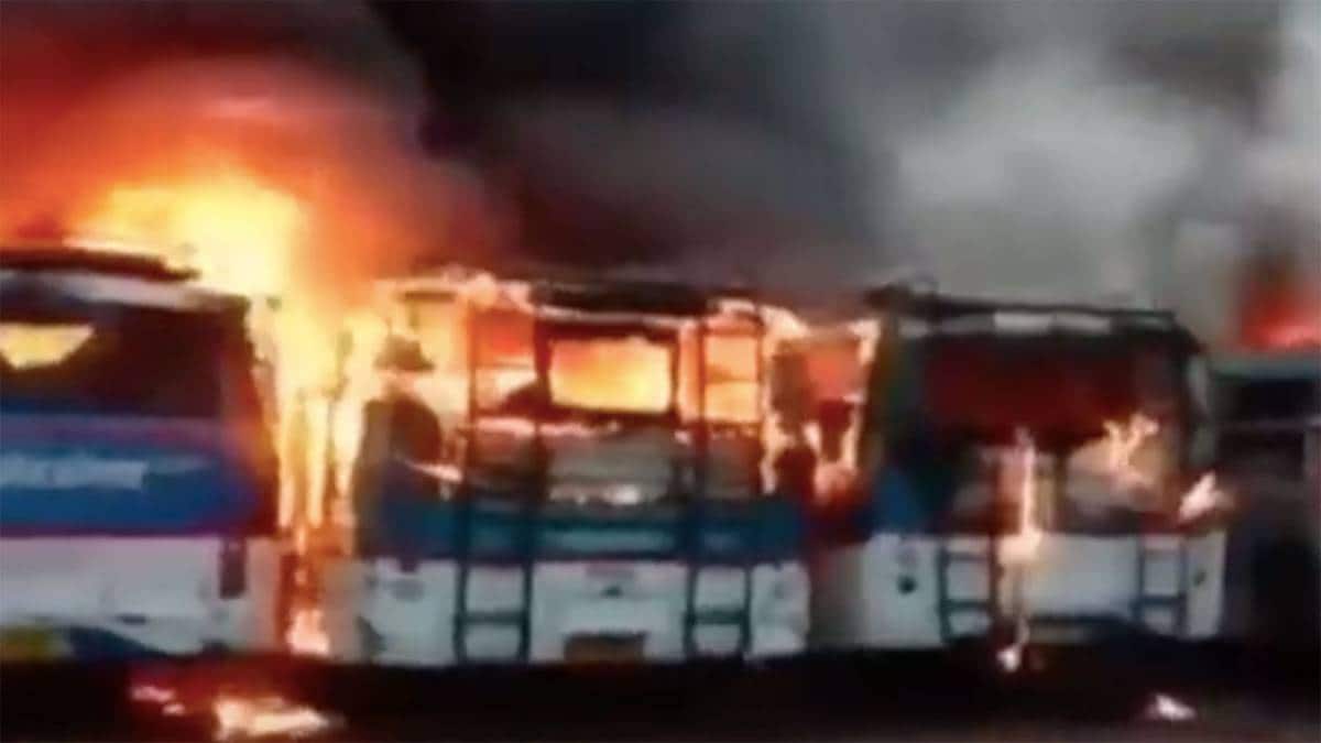 उज्जैन में बस स्टैंड पर खड़ी 7 बसों में लगी भीषण आग