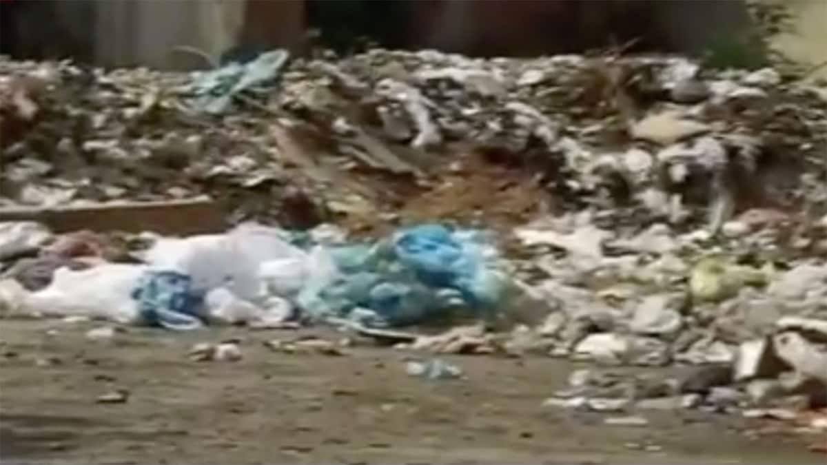 जगह-जगह फेंके PPE किट