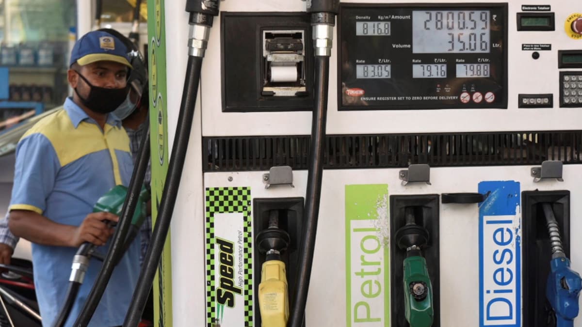 डीजल और पेट्रोल की कीमतों में इजाफा (File-PTI)