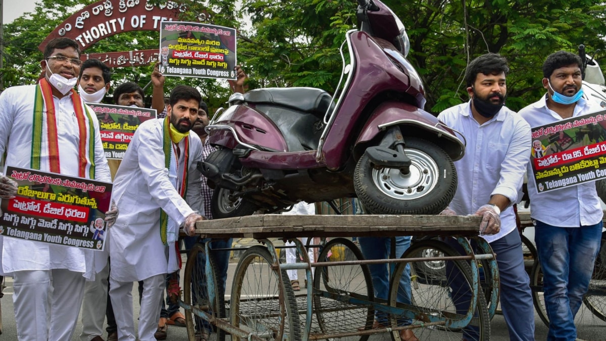 पेट्रोल-डीजल की कीमतों में फिर इजाफा  (File-PTI)