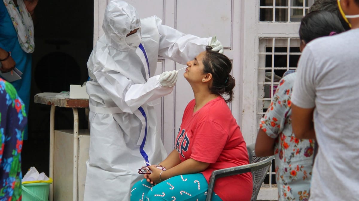 देश में कोरोना का कहर जारी (File-PTI)