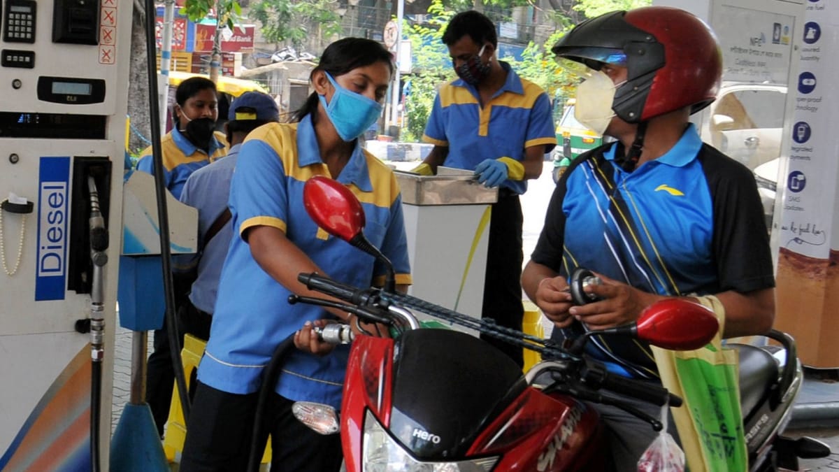 डीजल-पेट्रोल के दाम में लगातार बढ़ोतरी से लोग बेहाल (File-PTI)