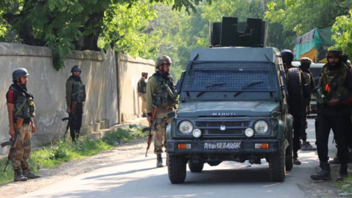 सुरक्षाबलों और आतंकवादियों के बीच मुठभेड़ (Rouf Ahmad Roshangar/India Today)