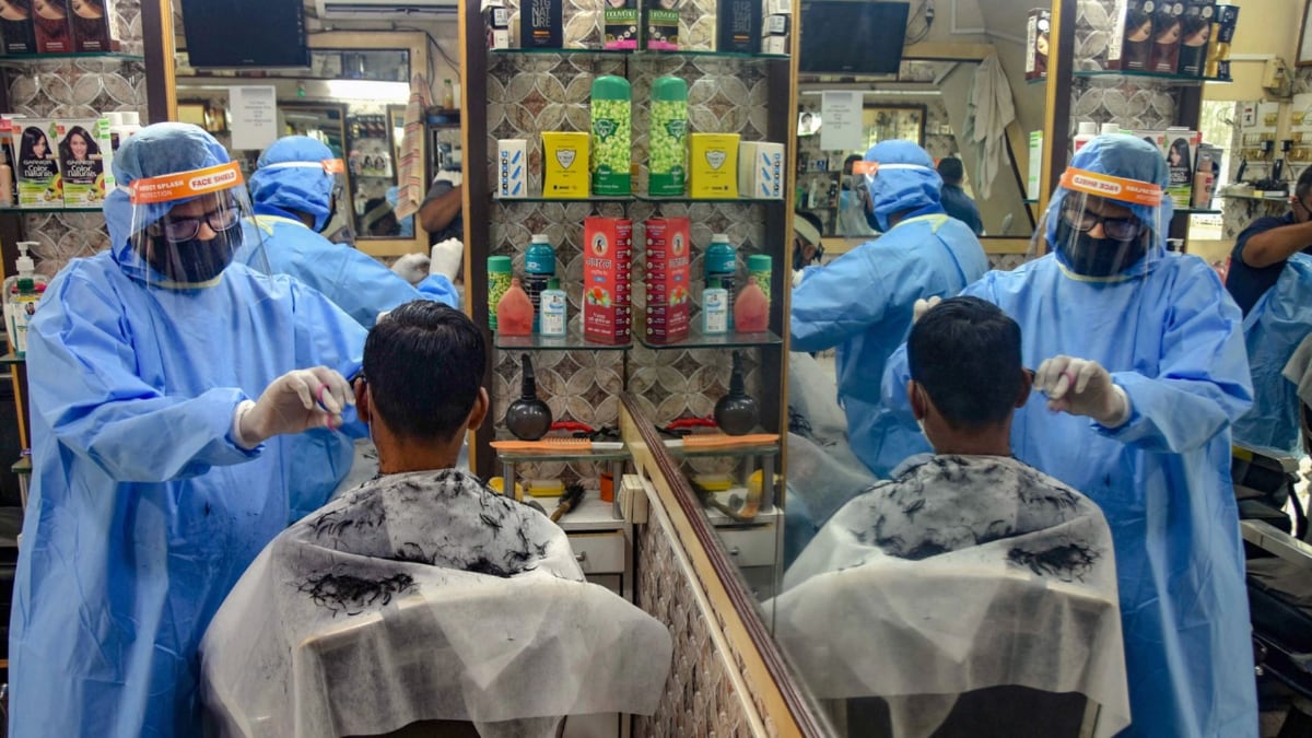 महाराष्ट्र में सैलून और ब्यूटी पार्लर आज से खुले (File-PTI)