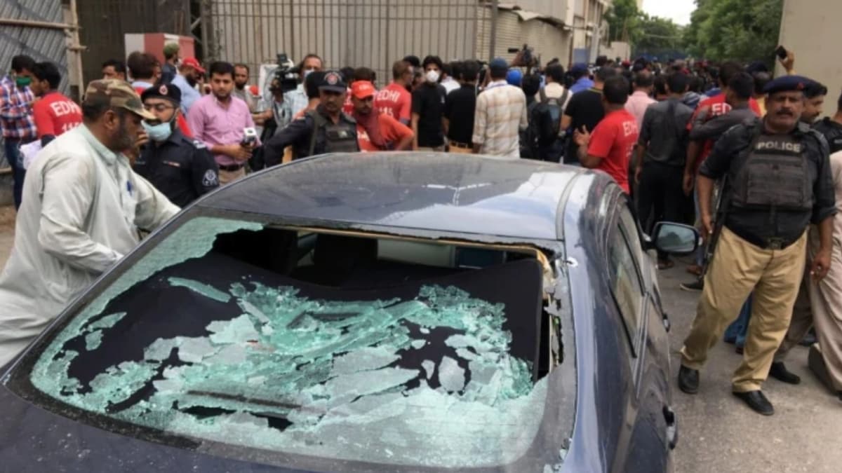 Karachi stock exchange building on Monday (REUTERS)