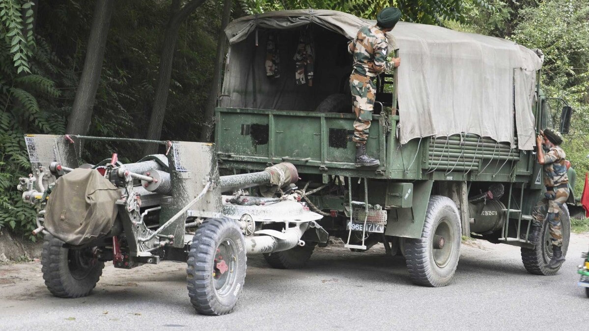 सीमा पर युद्धक सामान ले जाते सैन्यकर्मी (फोटो-PTI)